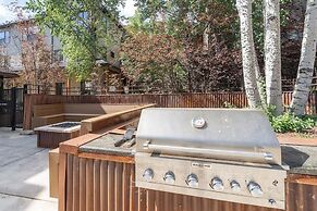 Chalet Chic Condo, Short Walk To Lift 7, Covered Parking 2 Bedroom Con