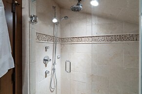 Walk To Festivals! Windows, Fireplace, Hot Tub 1 Bedroom Condo by RedA