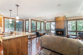 Walk To Festivals! Windows, Fireplace, Hot Tub 1 Bedroom Condo by RedA