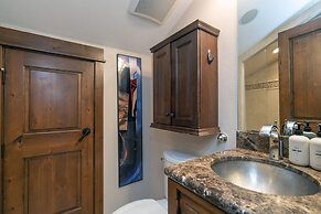 Walk To Festivals! Windows, Fireplace, Hot Tub 1 Bedroom Condo by RedA