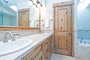 Lux Home W/ Gas Fireplace, Hot Tub, 8 Min To Lift 7 Bunk Room For Kids