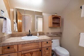 Huge Riverfront Deck + Walk Everywhere Viking Lodge 100a 3 Bedroom Con