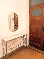 Elegant Apartment in Parliament Square