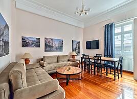 Elegant Apartment in Parliament Square