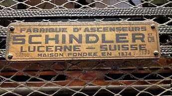 Elegant Apartment in Parliament Square