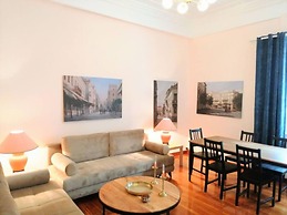 Elegant Apartment in Parliament Square