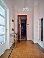 Elegant Apartment in Parliament Square