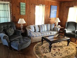 Blackbeard's Retreat - Historic And Pet Friendly 3 Bedroom Cottage by 