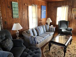 Blackbeard's Retreat - Historic And Pet Friendly 3 Bedroom Cottage by 