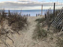 Blackbeard's Retreat - Historic And Pet Friendly 3 Bedroom Cottage by 