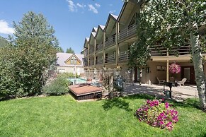 Walk To Ski! Bay Window View Of River & Ski Mountain 1 Bedroom Condo b
