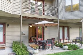 Ground Floor W/ River Trail Patio + Walk To Chair 7! Viking Lodge 116 