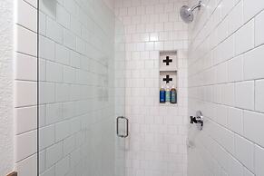 Mountain Luxury At Historic Twin Bricks On South Oak. Brand New Remode