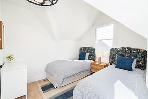 Mountain Luxury At Historic Twin Bricks On South Oak. Brand New Remode