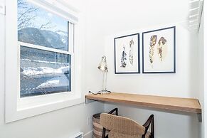 Mountain Luxury At Historic Twin Bricks On South Oak. Brand New Remode