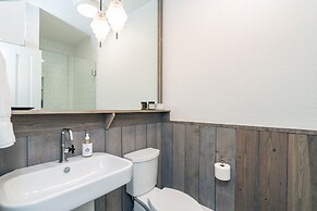 Mountain Luxury At Historic Twin Bricks On South Oak. Brand New Remode