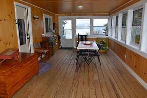 Picturesque Island Cottage 2 Bedroom Home by RedAwning