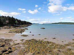 Picturesque Island Cottage 2 Bedroom Home by RedAwning