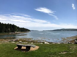 Picturesque Island Cottage 2 Bedroom Home by RedAwning