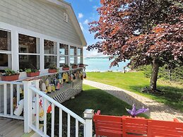 Picturesque Island Cottage 2 Bedroom Home by RedAwning