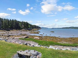 Picturesque Island Cottage 2 Bedroom Home by RedAwning