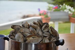 Picturesque Island Cottage 2 Bedroom Home by RedAwning