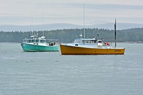 Picturesque Island Cottage 2 Bedroom Home by RedAwning