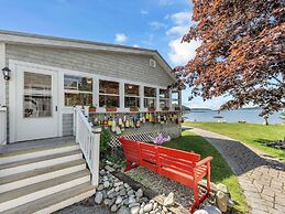 Picturesque Island Cottage 2 Bedroom Home by RedAwning