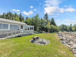 Picturesque Island Cottage 2 Bedroom Home by RedAwning