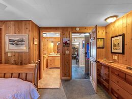 Picturesque Island Cottage 2 Bedroom Home by RedAwning