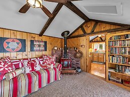 Picturesque Island Cottage 2 Bedroom Home by RedAwning