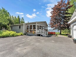 Picturesque Island Cottage 2 Bedroom Home by RedAwning