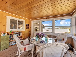 Picturesque Island Cottage 2 Bedroom Home by RedAwning