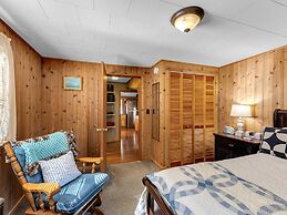 Picturesque Island Cottage 2 Bedroom Home by RedAwning