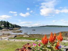 Picturesque Island Cottage 2 Bedroom Home by RedAwning