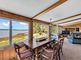 Picturesque Island Cottage 2 Bedroom Home by RedAwning