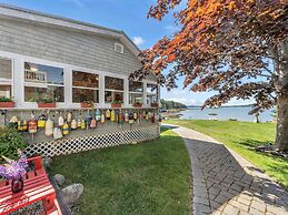 Picturesque Island Cottage 2 Bedroom Home by RedAwning