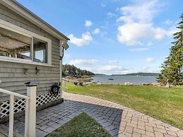 Picturesque Island Cottage 2 Bedroom Home by RedAwning