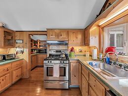 Picturesque Island Cottage 2 Bedroom Home by RedAwning