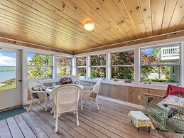 Picturesque Island Cottage 2 Bedroom Home by RedAwning