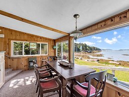 Picturesque Island Cottage 2 Bedroom Home by RedAwning