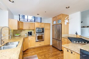 Mountain Village Panoramic Views, Hot Tub, Fireplace 3 Bedroom Townhou