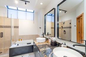 Mountain Village Panoramic Views, Hot Tub, Fireplace 3 Bedroom Townhou