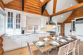 New! Chic European Style Cabin, Short Walk To Ski 3 Bedroom Home by Re
