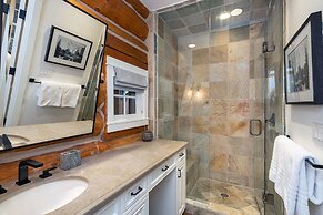 New! Chic European Style Cabin, Short Walk To Ski 3 Bedroom Home by Re