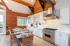 New! Chic European Style Cabin, Short Walk To Ski 3 Bedroom Home by Re