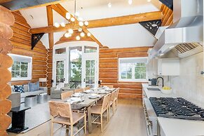 New! Chic European Style Cabin, Short Walk To Ski 3 Bedroom Home by Re