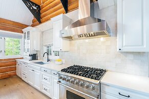 New! Chic European Style Cabin, Short Walk To Ski 3 Bedroom Home by Re