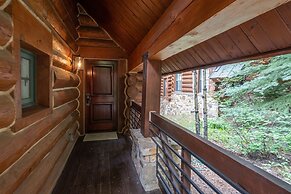 New! Chic European Style Cabin, Short Walk To Ski 3 Bedroom Home by Re