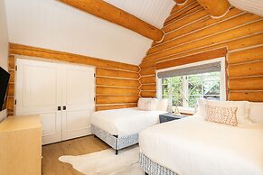 New! Chic European Style Cabin, Short Walk To Ski 3 Bedroom Home by Re